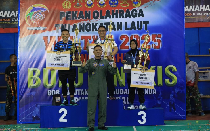 Komandan Puspenerbal Serahkan Medali dan Piala Cabor Bulutangkis Poral Wiltim 2025