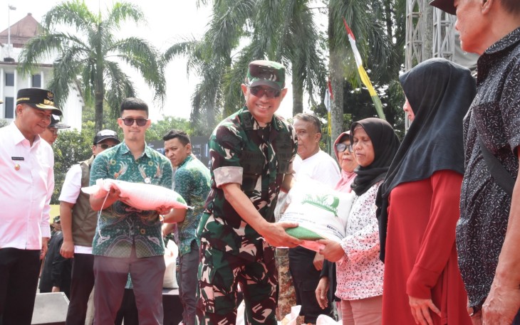 Penyaluran bantuan pangan beras sekaligus peluncuran program Stabilisasi Pasokan dan Harga Pangan (SPHP) yang digelar terpusat di Lapangan Makodam III/Siliwangi, Bandung, Jawa Barat, Kamis (24/7/2025).