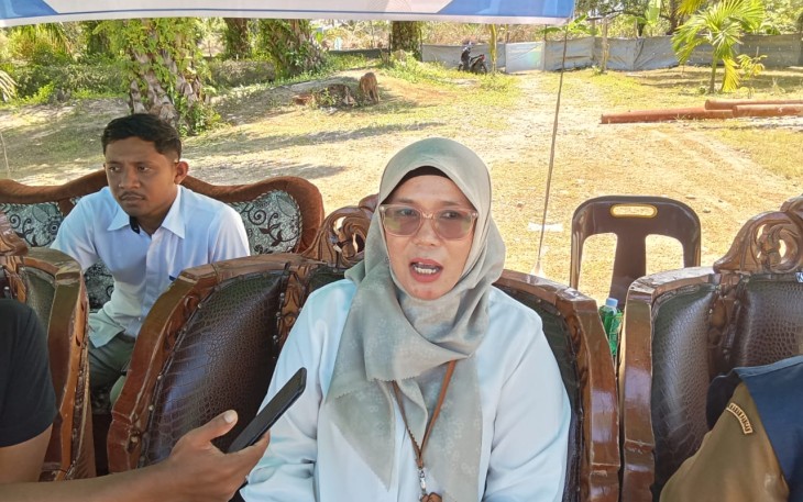 Pimpinan Cabang Bulog Blangpidie, Nurul Iranda Sari, saat menyalurkan bantuan beras di Koramil Singkil