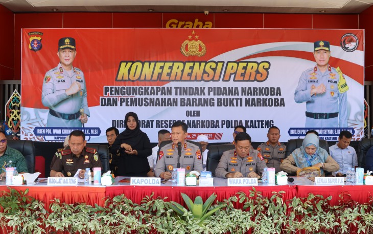 Polda Kalteng menggelar konferensi pers pengungkapan 9,9 kilogram barang bukti jenis sabu di tujuh wilayah Kabupaten/Kota hasil operasi Antik Telabang 2025
