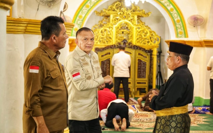 Wakil Menteri Koordinator Bidang Politik, Hukum dan Keamanan (Wamenko Polhukam) RI Letnan Jenderal TNI (Purn) Lodewick Freidrich, bersama Plt Wakil Jaksa Agung RI, Prof Dr Asep Nana Mulyana mengunjungi Pulau Penyengat, Tanjungpinang, Senin (28/7/2025)