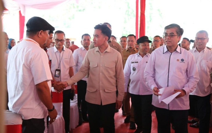 Wakil Presiden RI Gibran Rakabuming Raka bersama Menteri Ketenagakerjaan Yassierli menyaksikan proses penyaluran Bantuan Subsidi Upah (BSU) Tahun 2025 di Kantor Pos Cabang Utama Pekanbaru, Riau, Senin (28/7/2025)