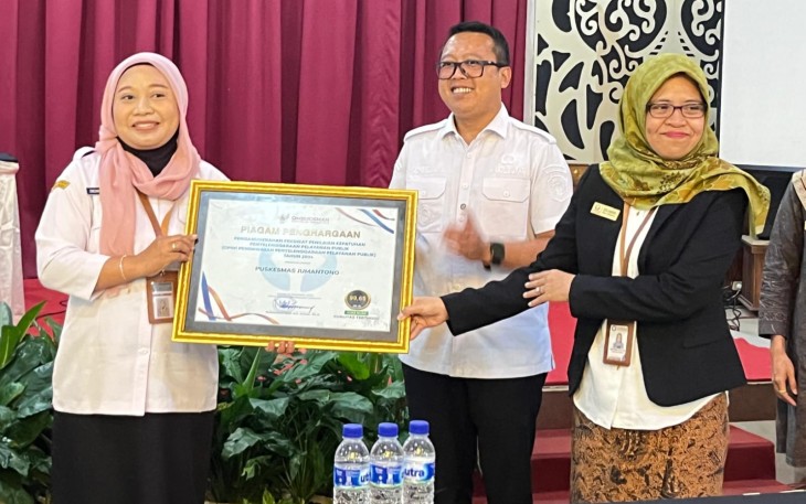Kepala Ombudsman RI Perwakilan Jawa Tengah, Siti Farida, didampingi Wakil Bupati Karanganyar, Adhe Eliana, menyerahkan piagam penghargaan Predikat Opini Pengawasan Zona Hijau (Kualitas Tertinggi), kepada perwakilan Puskesmas Jumantono, Rabu (30/7/2025)