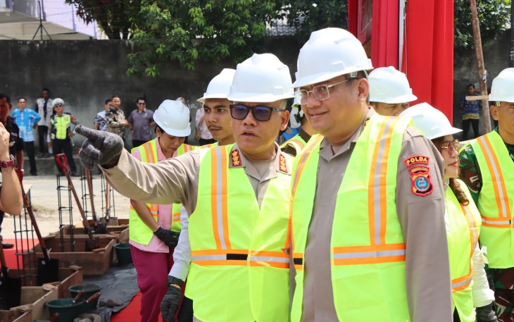 Inspektur pengawasan daerah (Irwasda) Polda Sumatera Utara, Kombes Pol Nanang Masbudi memimpin pelaksanaan Peletakan batu pertama pembangunan Satuan Pelayanan Pemenuhan Gizi (SPPG) Yayasan Kemala Bhayangkari di jalan Kolam Dusun III, Medan Estate, Percut Sei Tuan, Deli Serdang, Kamis (31/7/2025)