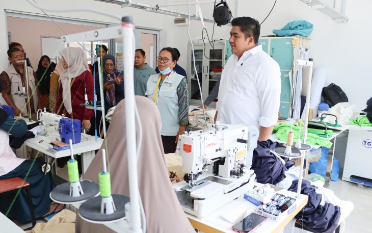 Bupati Bintan Roby Kurniawan bersama Wakil Bupati Bintan Deby Maryanti meninjau Sentra Fashion di Seri Kuala Lobam