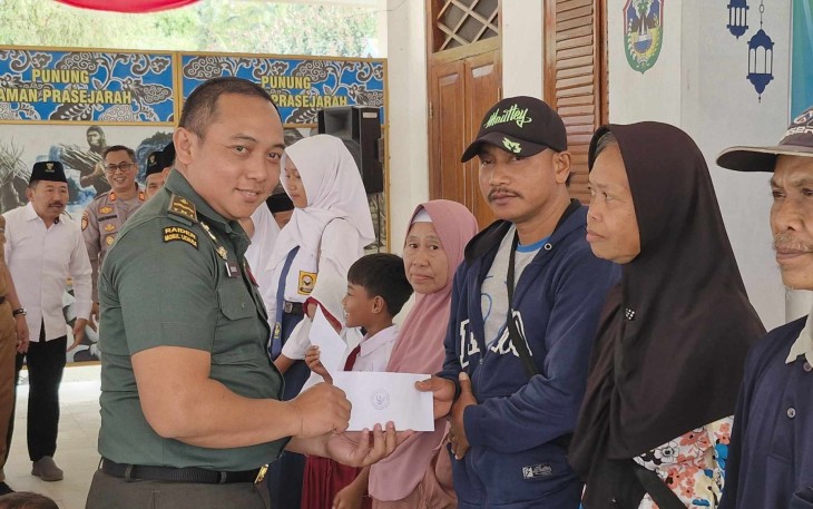 Pelda Arianto saat penyaluran zakat