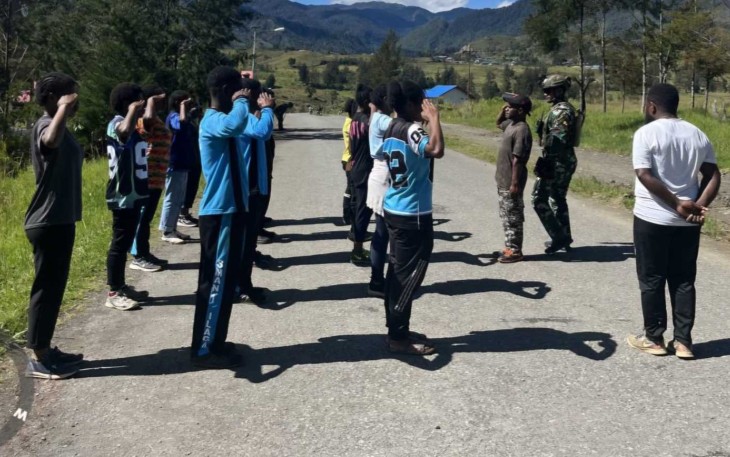 Latihan baris-berbaris SMA Negeri 1 Ilaga