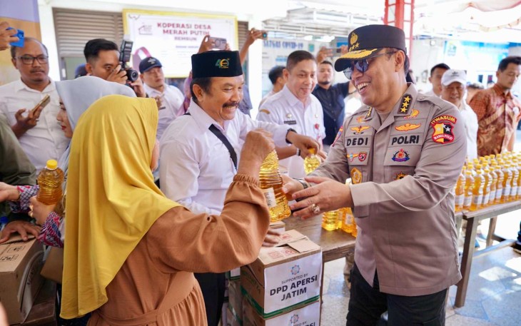Irwasum Polri Komjen Pol Prof Dr Dedi Prasetyo saat pasar murah di Kabupaten Malang, Rabu (6/8)