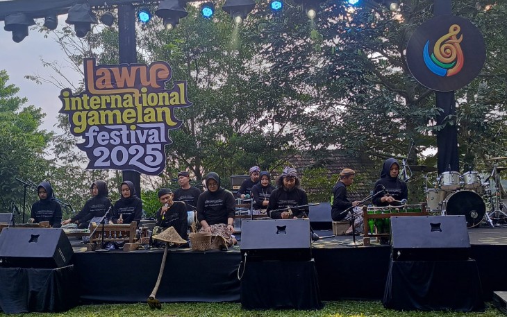 Song Meri, kelompok gamelan kaca dari Pacitan, Jawa Timur tampil dalam pergelaran LIGF 2025, di Kebun Hanoman, Karangpandan, Kabupaten Karanganyar