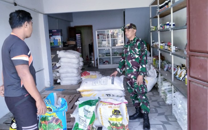 Babinsa Kodim Ponorogo Pantau Kios Pupuk Bersubsidi untuk Petani