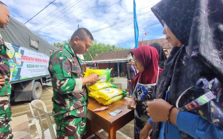 Antusias Warga Desa Poko Sambut Gerakan Pangan Murah Dari Kodim 0801/Pacitan