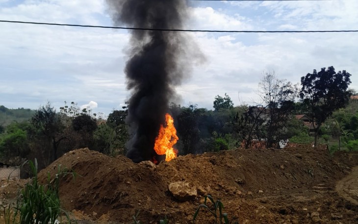 Salah satu lokasi sumur minyak illegal di Desa  Gandu, Kecamatan Bogorejo Kabupaten Blora yang berada ditengah pemukiman diberi garis polisi