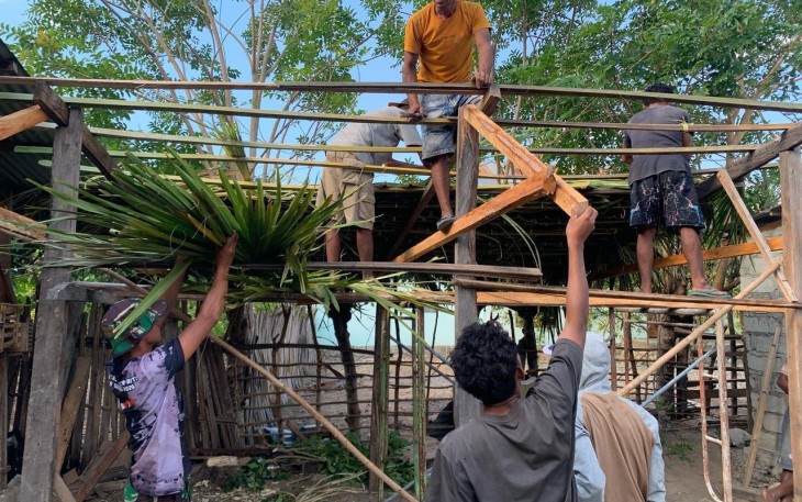 Karya Bakti Satgas Pamtas Mewujudkan Dapur Impian di Desa Humusu Wini