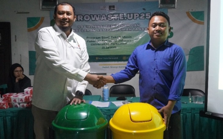 Penyerahan unit tempat sampah pilah dari tim PkM UPER kepada Desa Barengkok