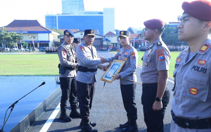 Kapolda Jatim Irjen Pol Nanang Avianto saat memberikan penghargaan personel berprestasi, Senin (25/8)