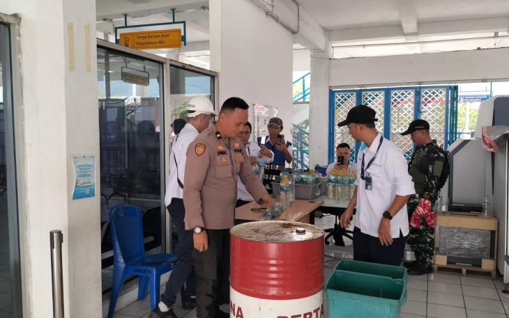 PT Pelni Bersama Polsek KPS dan Yonmarhanlan VIII Bitung Berhasil Amankan Puluhan Botol Miras Tanpa Pemilik