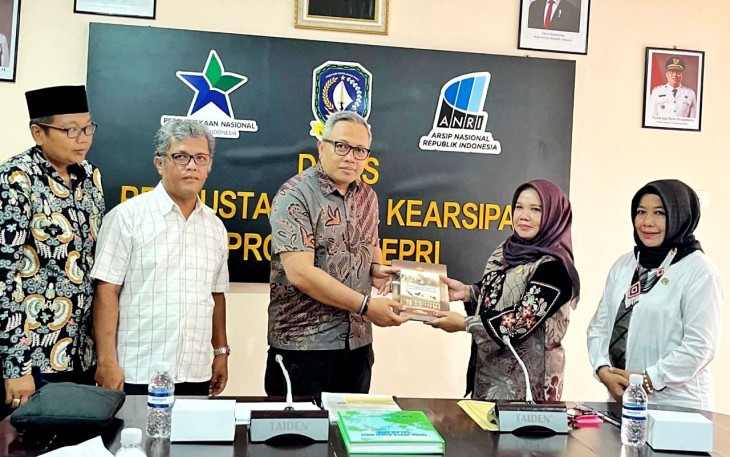 Dinas Perpustakaan dan Kearsipan Provinsi Kepulauan Riau menerima kunjungan dari Tim Kelompok Kerja (Pokja) Pusat Sejarah (Pusjarah) Polri pada Rabu, (27/8) di Tanjungpinang