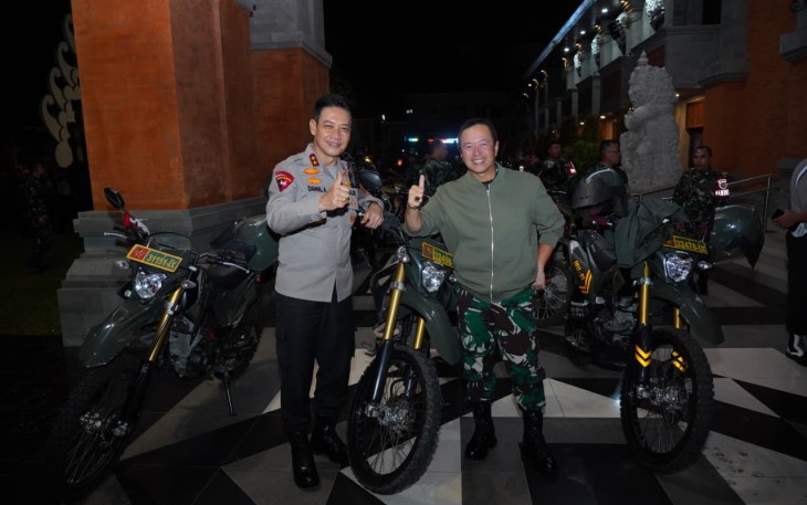 Pangdam IX/Udayana, Mayor Jenderal TNI Piek Budyakto, memimpin langsung patroli bersama jajaran di wilayah Kota Denpasar, Bali, pada Minggu (31/8/2025)