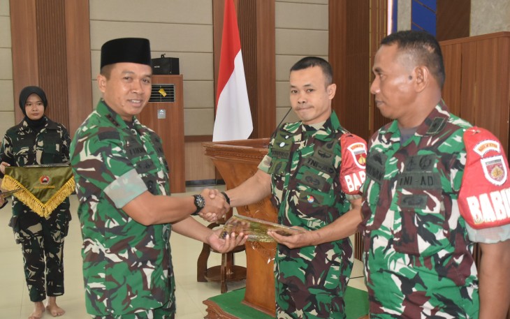 Sejumlah penghargaan diberikan Danrem 071/Wijayakusuma Kolonel Inf Lukman Hakim, M.Han., pada moment memperingati Hari Ulang Tahun Ke-64 Korem 071/Wijayakusuma di Gedung Pertemuan A.Yani Makorem 071/Wijayakusuma, Senin (1/9/2025)
