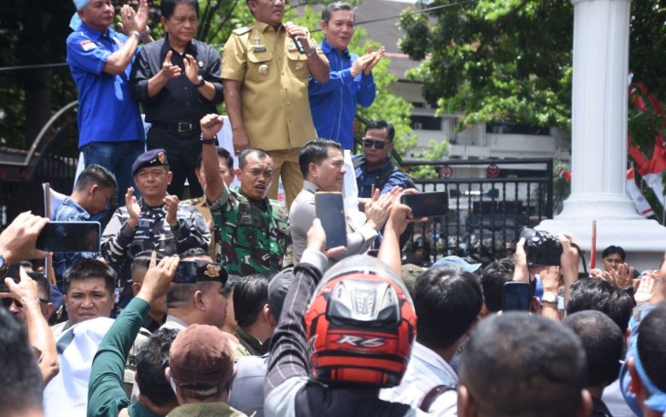 Bersama Kapolda dan Gubernur Sulut, Pangdam XIII Merdeka Hadir Langsung di Tengah-tengah Para Pendemo