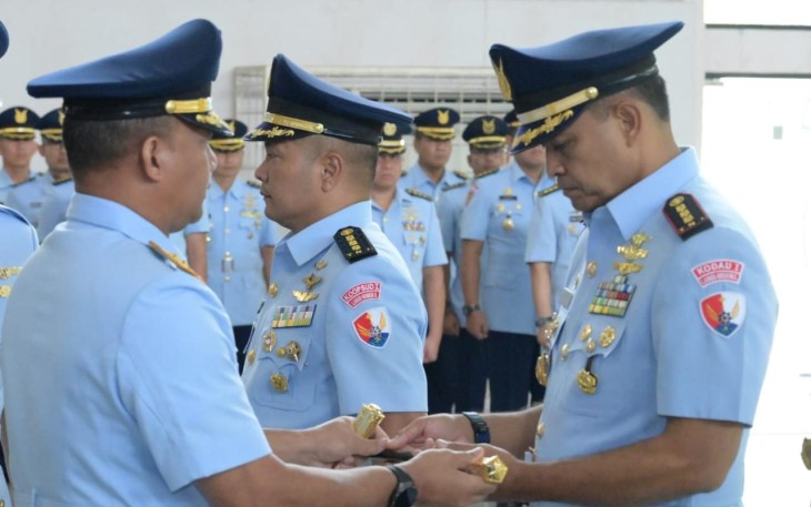 Pangkodau I Marsda TNI Muzafar menyerahkan tongkat komando Lanud Husein Sastranegara, Kamis (4/9)