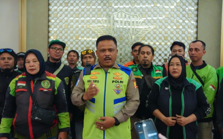 Korlantas Polri menggelar kegiatan Polantas Menyapa dengan melibatkan komunitas ojek online (ojol) di Gedung NTMC Korlantas Polri, Jakarta