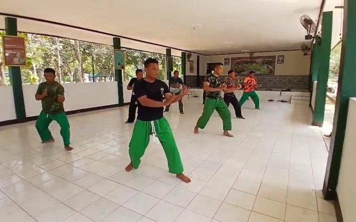 Pencak silat militer prajurit Kodim 0801/Pacitan, Senin (8/9)