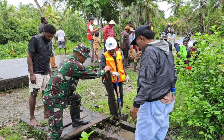 Babinsa Koramil 1710-07/Mapurujaya, Sertu Yulius Nampe bersama warga melaksanakan kerja bakti membersihkan drainase di wilayah binaannya, di Kampung Tipuka, Distrik Mimika Timur, Selasa (09/09/2025)