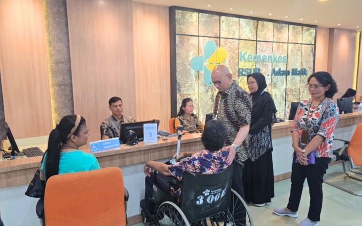 Direktur Medik dan Keperawatan RS Adam Malik Dr. dr. Otman Siregar, Sp.OT, Spine, MH menyapa pasien di loket khusus disabilitas di Instalasi Rawat Jalan