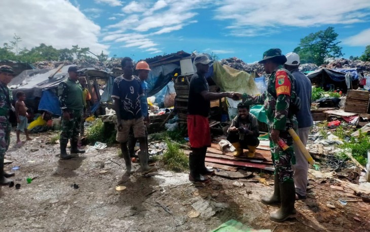 Babinsa Koramil Kuala Kencana Pantau TPA dan Imbau Pengelola Tetap Jaga Kebersihan