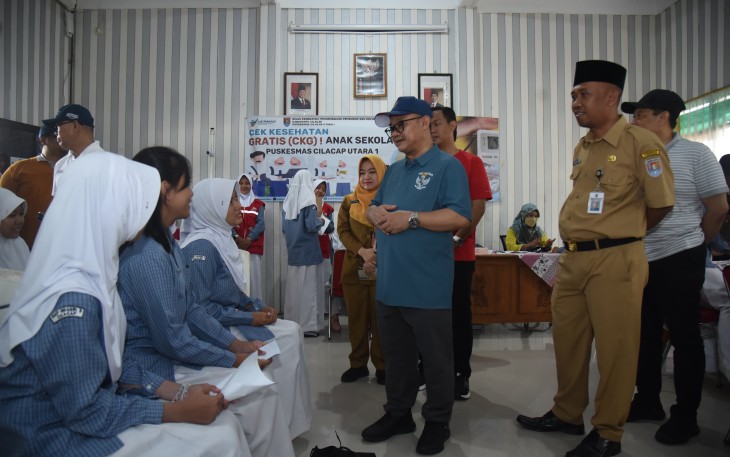 Menteri Pendidikan Dasar dan Menengah (Mendikdasmen), Abdul Mu’ti, meninjau berbagai implementasi program prioritas pemerintah di Kabupaten Cilacap di SMAN 2 Cilacap