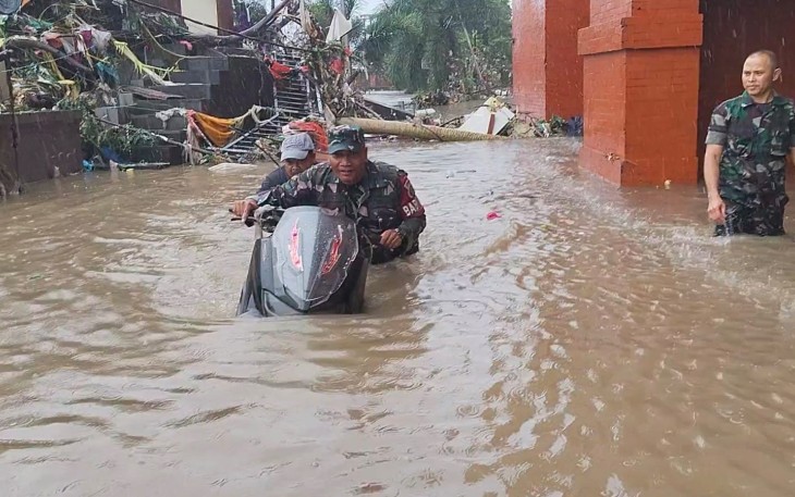 Prajurit Kodam IX/Udayana Sigap Evakuasi Warga Terdampak Banjir di Denpasar