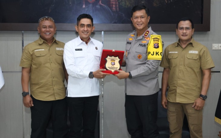 Kapolda Kalimantan Tengah (Kalteng), Irjen Pol Iwan Kurniawan, S.IK., M.Si. menerima hasil kajian dari tim Praktek Kerja Dalam Negeri (PKDN) Sekolah Staff Pimpinan Tinggi (Sespimti) Polri Dikreg 34, Gel II tahun 2025