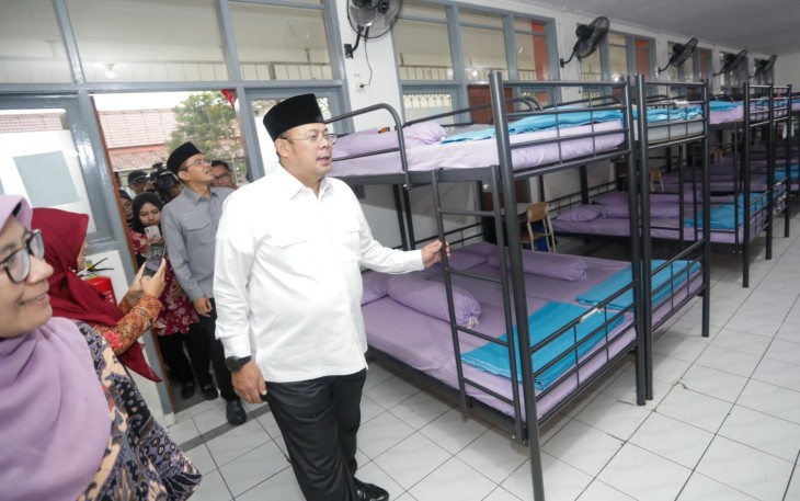 Politisi Fraksi PKB Cucun Syamsurijal mengunjungi SRMP 11 Bandung Barat, Selasa (9/9)