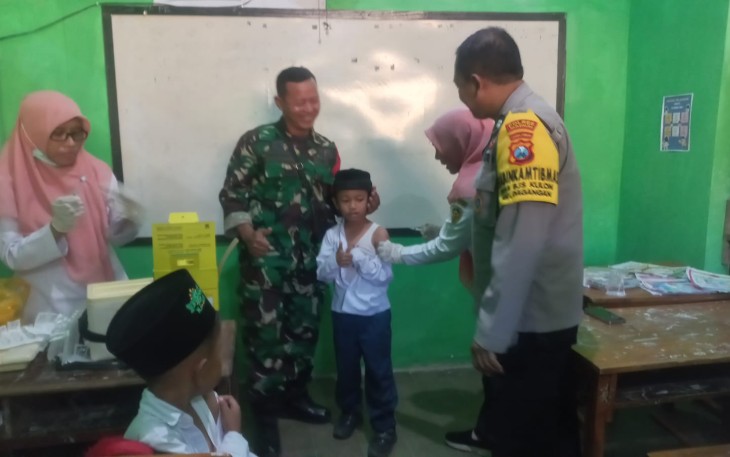 Vaksinasi anak di wilayah desa binaan 