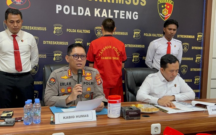 Kabidhumas Kombes Pol Erlan Munaji, S.IK., M.Si saat Melakukan Konferensi Pers 
