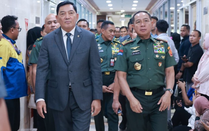 Panglima TNI Jenderal TNI Agus Subiyanto bersama Menteri Pertahanan (Menhan) RI Sjafrie Sjamsoeddin, didampingi para Kepala Staf Angkatan, menghadiri rapat kerja bersama Komisi I DPR RI