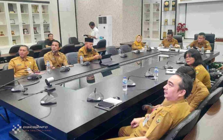 Wakil Wali Kota Tanjungpinang, Raja Ariza didampingi Sekretaris Daerah, Zulhidayat dan Asisten Administrasi Perekonomian dan Pembangunan Elfiani Sandri, mengikuti Rapat Pengendalian Inflasi
