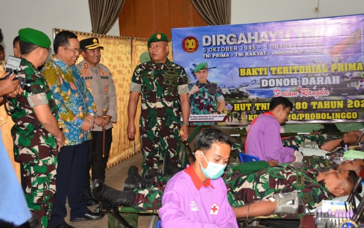 Danrem 083/Bdj Kolonel Inf Kohir bersama Walikota Probolinggo dr H Aminuddin meninjau baksos kesehatan, Minggu (21/9)