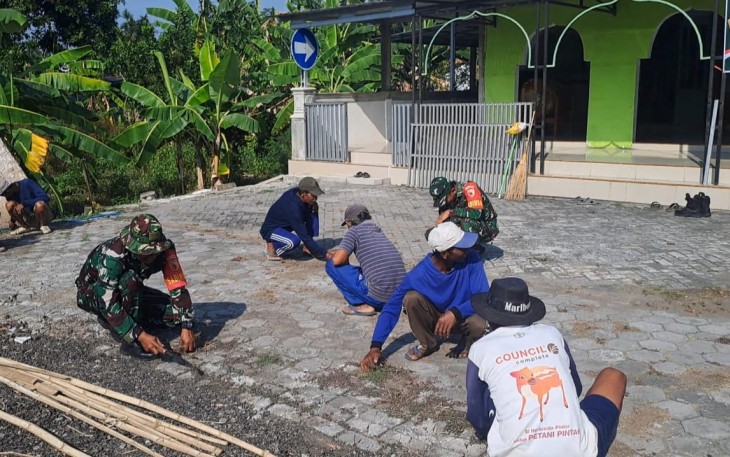 Karya bakti bersihkan lingkungan 