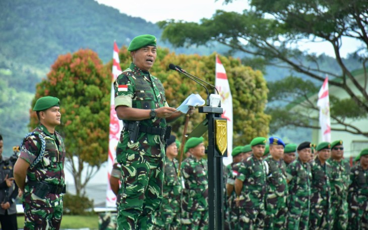 Pangdam XIII/Merdeka, Mayjen TNI Suhardi bacakan amanat Menteri Pertahanan RI Sjafrie Sjamsoeddin pada kegiatan Upacara Pembukaan Latihan Dasar Militer (Latsarmil) Komponen Cadangan (Komcad) Matra Darat Tahun 2025 yang digelar di Mako Rindam XIII/Merdeka, Tomohon, Sulawesi Utara, Senin, (22/9)