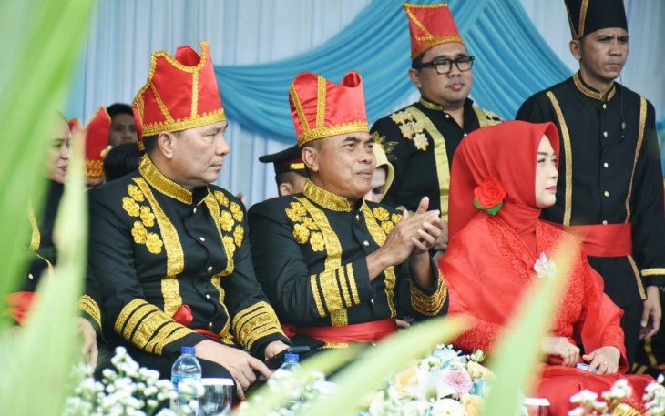 Panglima Kodam XIII/Merdeka, Mayjen TNI Suhardi bersama Ny. Evi Suhardi, menghadiri upacara peringatan Hari Ulang Tahun (HUT) ke-61 Provinsi Sulawesi Utara yang digelar di Lapangan Kantor Gubernur Sulut, Selasa (23/9/2025)