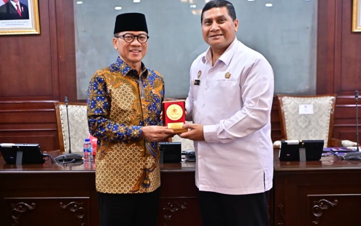 Mendes Yandri menerima cenderamata dari Lemhanas di Jakarta, Selasa (23/9)