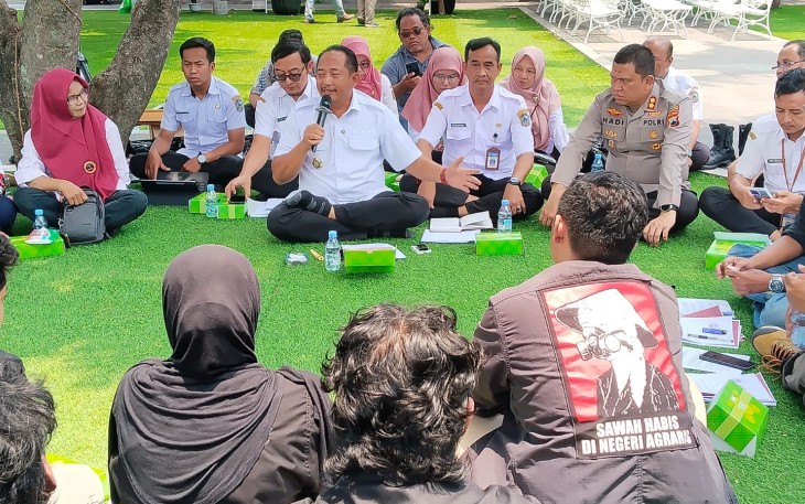 Bupati Rober Christanto memberikan sambutan dalam acara sarasehan bersama perwakilan serikat petani dan mahasiswa dalam rangka memperingati Hari Tani Nasional di halaman Rumah Dinas Bupati Karanganyar, Rabu (24/9/2025)