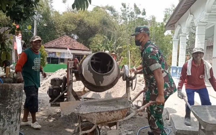 Kerja bakti bangun masjid di wilayah desa binaan 