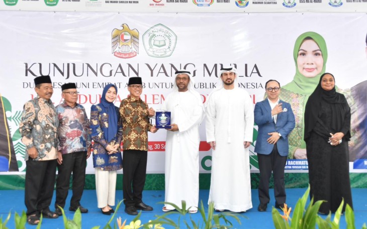 Mendes Yandri menerima cenderamata Dubes UEA di Serang, Banten, Selasa (30/9)9