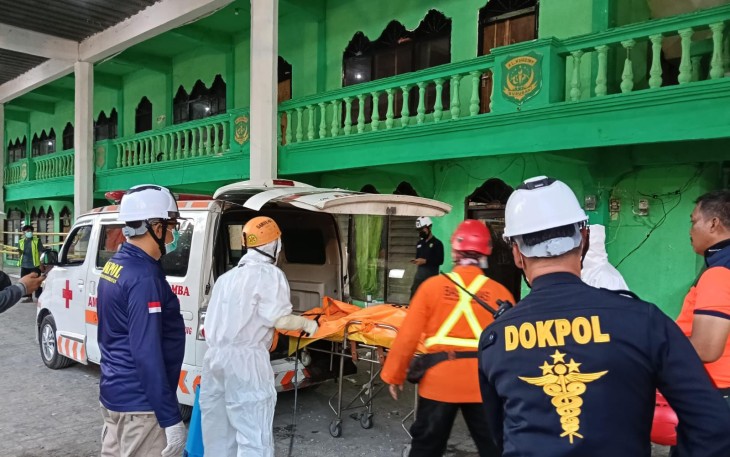 Tim SAR gabungan memasukkan kantong berisi jenazah ke dalam ambulance dalam insiden runtuhnya musala pondok pesantren Al Khoziny, Buduran, Kabupaten Sidoarjo, Jawa Timur, Senin (6/10).