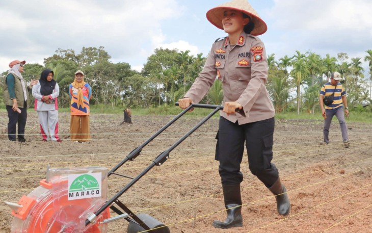 Kapolres Bintan saat melakukan penanaman benih Jagung