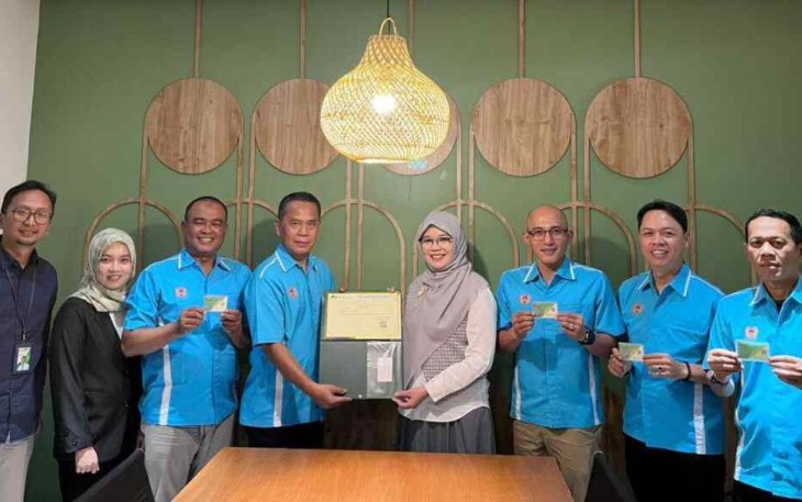 Ketua KONI Kota Depok, Herry Suprianto bersama Kepala BPJS Ketenagakerjaan Novarina Azli