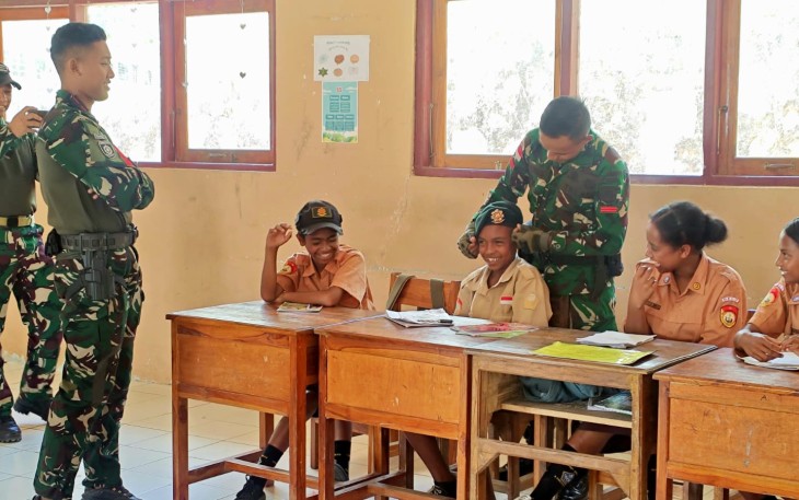 Antusias siswa mengikuti pembelajaran dari bapak tentara